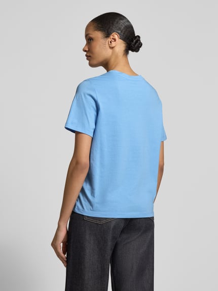 Frauenmodel trägt Regular Fit T-Shirt aus reiner Baumwolle von s.Oliver RED LABEL, efekt: jednolity kolor, krój regular fit, aplikacja: haft, okrągły dekolt, rękaw: krótki rękaw, materiał: bawełna, damski t-shirt, Ganzkörperansicht Rückansicht.