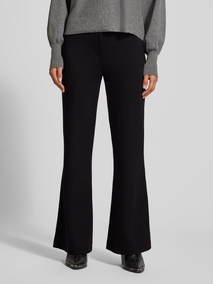 Frauenmodel trägt Flared Cut Hose mit elastischem Bund von Christian Berg Woman in Schwarz, Viskose-Mix, glatte Textur, Ganzkörperansicht von vorne.