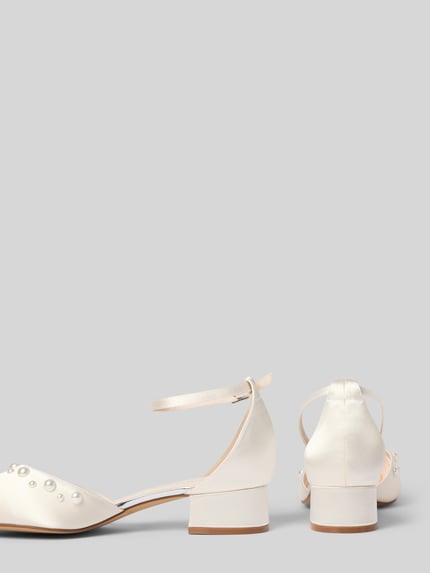 Produktfoto, Pumps mit Ziersteinbesatz Modell 'Maya' von Rainbow Club, cremefarbener Satin, spitze Form, niedriger Blockabsatz, Schnallenverschluss, glatte Textur, Absatzhöhe 3 cm, Schaftweite 8 cm.