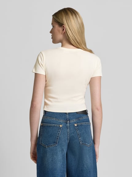 Frauenmodel trägt Damen T-Shirt Slim Fit T-Shirt aus Baumwoll-Mix Modell 'DELANOR' von HUGO, Optik: Unifarben, Jersey, Ganzkörperansicht Rückansicht.