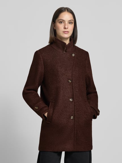 Frauenmodel trägt Wollmantel mit Stehkragen Modell 'IHSTIPA' von ICHI, unifarben, Knopfleiste, seitliche Eingrifftaschen, Ganzkörperansicht von vorne.