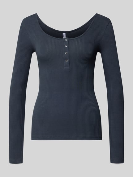 Produktfoto, Slim Fit Langarmshirt aus Baumwoll-Mix Modell 'KITTE' von Pieces, unifarben, gestreift, Rippstruktur, Henley-Ausschnitt, Knopfleiste