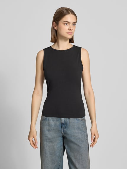 Vrouwenmodel draagt top met ronde hals model 'MOLLY' van Noisy May, zwarte kleur, mix van katoen en elastaan, slim fit, labeldetail, ruglengte bij maat S 52 cm, geheel lichaamsaanzicht van voren.