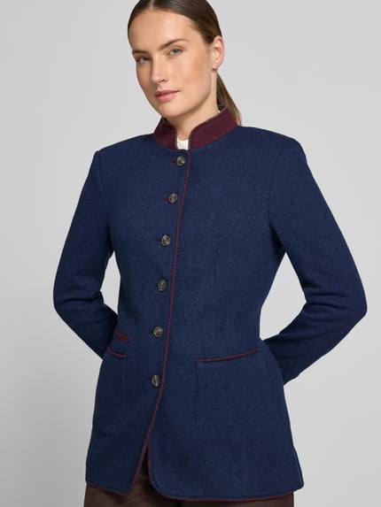 Modelka kobieca ma na sobie Slim Fit Blazer aus Lanawolle-Mix mit Stehkragen von White Label, kolor granatowy z bordowymi krawędziami, guziki, nakładane kieszenie, krój slim fit, szerokość w rozmiarze 36: 50 cm, długość tyłu: 70 cm, długość rękawa: 63 cm, zdjęcie portretowe z przodu.