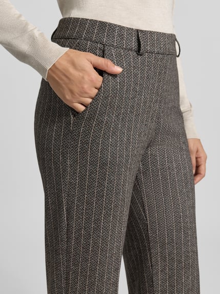 Frauenmodel trägt Regular Fit Weite Hose mit Bundfalten von Raphaela By Brax, Nadelstreifen, Webware, Nahaufnahme Oberkörper.