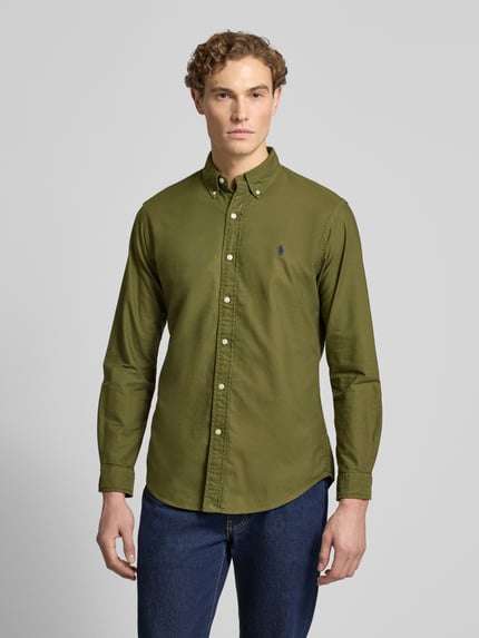 Männermodel trägt Freizeithemd mit Knopfleiste von Polo Ralph Lauren in Olivgrün, reine Baumwolle, Regular Fit, Ganzkörperansicht von vorne.