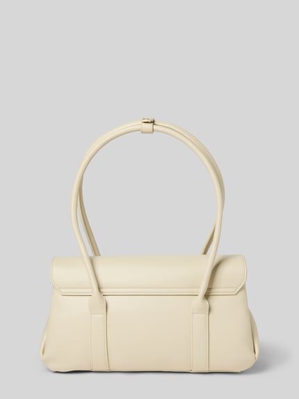 Produktfoto, cremefarbene Handtasche mit Label-Applikation von VALENTINO BAGS, Tragehenkel, Schulterriemen, Überschlag, Magnetverschluss, Hauptfach, Maße 34x17x14 cm, Schulterriemen 125 cm, glatte Oberfläche.