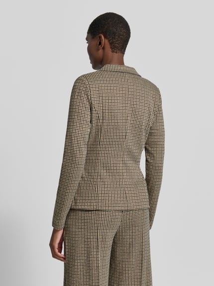 Männermodel trägt żakiet Blazer mit Leistentaschen Model 'KATE' von ICHI, Mieszanka materiałów z mieszanką wiskozy, taliowany krój, Kołnierz z połami, zapięcie na guzik, imitowane kieszenie z wypustką, Długość tyłu w rozmiarze S: 56 cm, Szerokość klatki piersiowej w rozmiarze S: 46 cm, Długość rękawów w rozmiarze S: 64 cm, wzór w kratę, odcienie beżu i brązu, tekstura gładka, Ganzkörperansicht Rückansicht