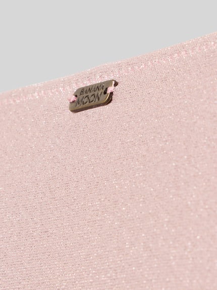 Produktfoto, Bikini mit wattierten Cups und seitlicher Schnürung von Banana Moon, Modell CRICOMASSA GLITTERWAVE, rosa Glitzerstoff, feine Struktur, kleines Metall-Label, Stretch-Material