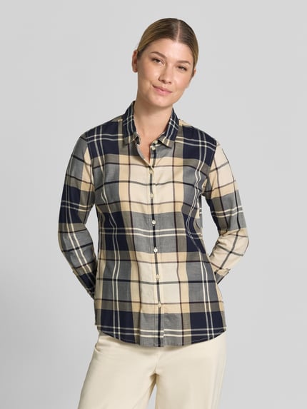 Frauenmodel trägt Regular Fit Hemdbluse aus reiner Baumwolle Modell 'BREDON' von Barbour, großes Karo-Muster in Beige und Dunkelblau, Ganzkörperansicht von vorne, Damen Hemdbluse von Barbour.
