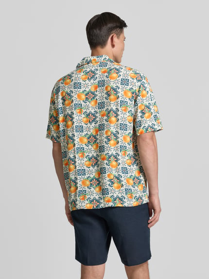 Männermodel trägt Loose Fit Freizeithemd aus reiner Viskose von Tom Tailor Denim mit Allover-Muster, kurzarm, Rückansicht Ganzkörperansicht.