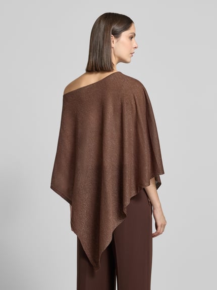 Vrouwenmodel draagt Schimmerndes Cape aus Viskose-Mix van Christian Berg Cocktail in glanzend bruin, vloeiende stof, viscosemix, Ganzkörperaanzicht achteraan.