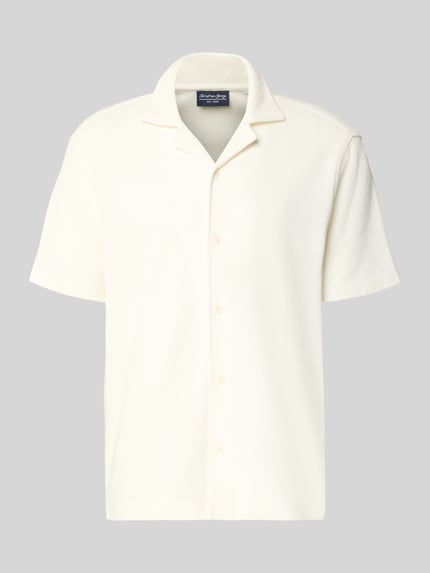 Produktfoto, Modern Fit Freizeithemd mit Reverskragen von Christian Berg Men aus Reiner Bio-Baumwolle in Creme mit Knopfleiste, strukturierte Oberfläche