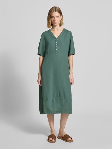 Modelka kobieca nosi knielanges Kleid aus Leinen-Viskose-Mix Modell 'Lava' od FREE/QUENT, kolor zielony, A-linia, V-dekolt, guziki, długość do kolan, Szerokość w rozmiarze S: 43 cm, długość tyłu: 96 cm, długość rękawa: 29 cm, widok całej sylwetki z przodu