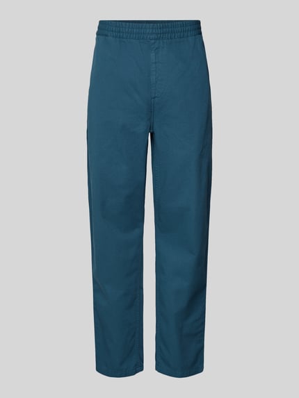 Produktfoto, Hose mit elastischem Bund Modell 'FLINT' von Carhartt Work In Progress, reine Baumwolle, Regular Fit, mittleres Blau, glatte Textur, sichtbarer elastischer Bund, gerade geschnittenes Bein, auf hellem Hintergrund, Herren Hose