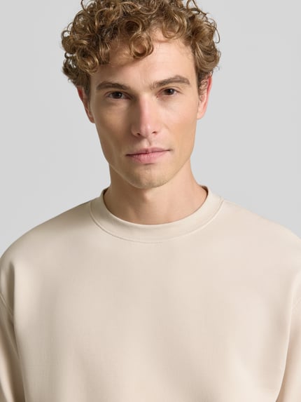 Männermodel trägt slim fit pullover aus pure katoen 'TOM' van Selected in lichtbeige, heren sweatshirt, nahaufnahme oberkörper
