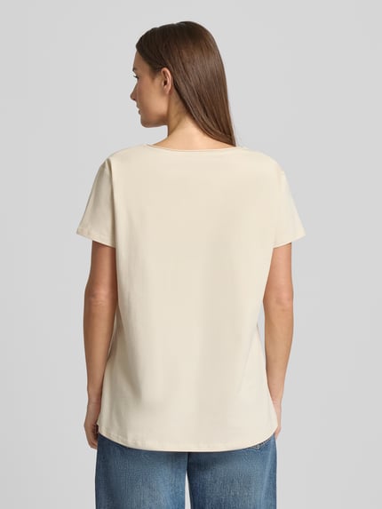 Frauenmodel trägt Loose Fit T-Shirt mit V-Ausschnitt von miss goodlife in Beige, Baumwoll-Elasthan-Mix, Ganzkörperansicht Rückansicht