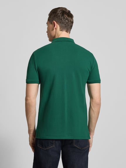 Männermodel trägt Regular Fit Poloshirt aus reiner Baumwolle von Polo Ralph Lauren in uni groen piqué met label stiksel, polokraag, korte knoopsluiting, korte mouw, geribde mouwboord, V-hals, asymmetrische zoom met zij-splitten, gehele rugaanzicht.
