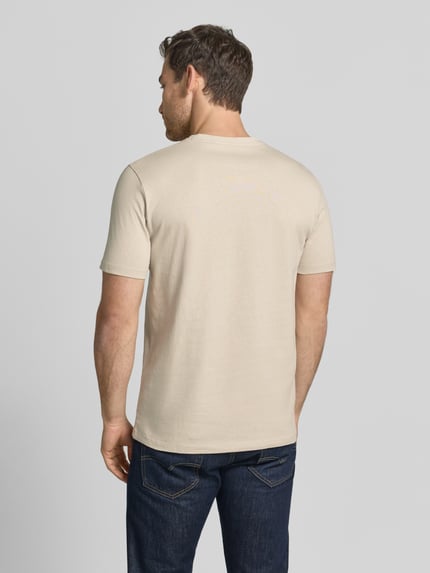 Männermodel trägt Regular Fit T-Shirt aus reiner Baumwolle Modell 'TALES' von BOSS Orange, Optik: Unifarben, Label-Patch, Ganzkörperansicht Rückansicht.