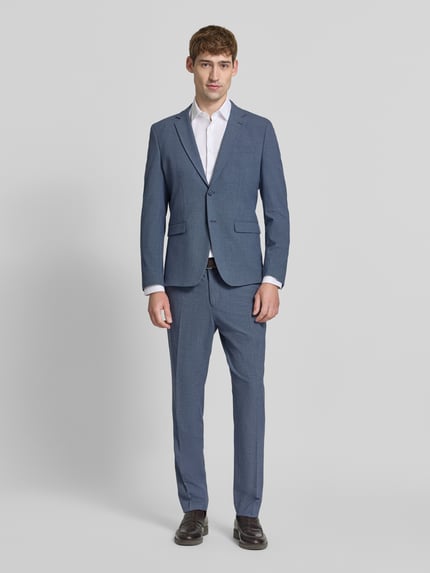 Männermodel trägt Slim Fit Sakko mit Brustleistentasche van Selected in gemêleerde look met fijn geweven motief en Reverskraag, enkele knopenrij, 2-knoopsluiting, knopen, loopsplit, Paspelzak op de borst, strookzakken, binnenzak, ganzebody vooraanzicht.