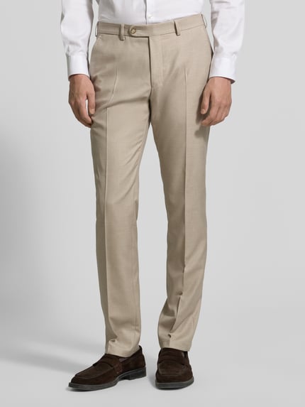 Männermodel trägt beige Anzughose Modell 'Sergio' von DIGEL, Modern Fit, Bügelfalten, Material-Mix mit Viskose-Anteil, Nahaufnahme Oberkörper.
