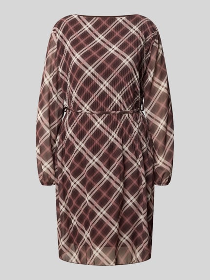 Produktfoto, Knielanges Kleid mit Bindegürtel Modell 'Emma' von ZABAIONE in Biesenoptik, semitransparent, taillierte Passform, U-Boot-Ausschnitt, langärmlig mit elastischen Ärmelenden und blickdichtem Unterrock, kariertes Muster in Braun- und Beigetönen.