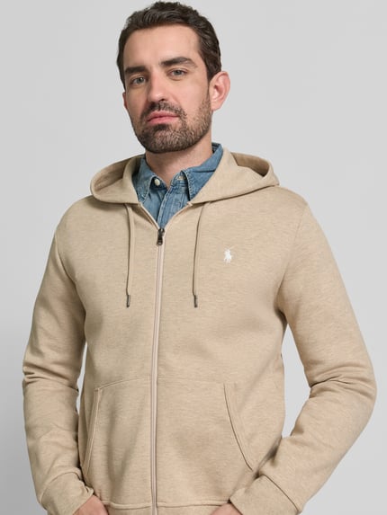 Männermodel trägt Sweatjacke mit Kapuze von Polo Ralph Lauren in Beige, Baumwoll-Elasthan-Mix, Regular-Fit, Nahaufnahme Oberkörper.