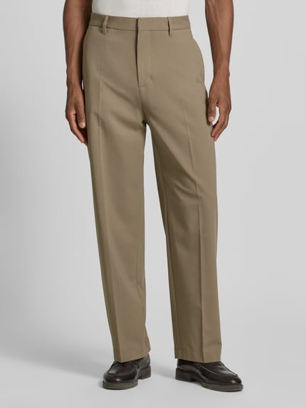 Männermodel trägt Weite Hose mit Woll-Anteil Modell 'MOSSBO DFB' von Marc O'Polo für Herren in Beige, glatte Oberfläche, Ganzkörperansicht von vorne.