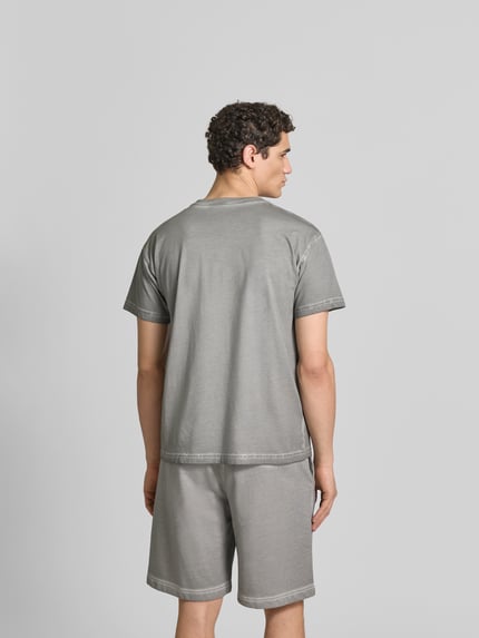 Mężczyznamodel nosi Regular Fit T-Shirt aus reiner Baumwolle od Diesel, krój regular fit, bawełna, used-look, detale z logo, długość pleców w rozmiarze M: 70 cm, szary, widok całej sylwetki z tyłu