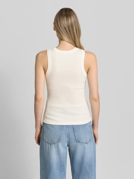 Frauenmodel trägt Slim Fit Tank Top aus Baumwoll-Mix Modell 'SMILE CAISA TANK TOP' von Vero Moda, Optik: Unifarben, Feinripp, Motiv-Stitching, Rundhals, Ganzkörperansicht Rückansicht.