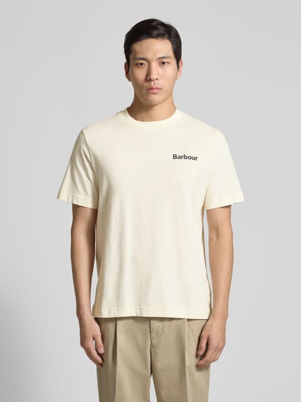 Männermodel trägt Relaxed Fit T-Shirt aus reiner Baumwolle Modell 'Packling' von Barbour, Optik: Unifarben, Label-Schriftzug, Ganzkörperansicht von vorne