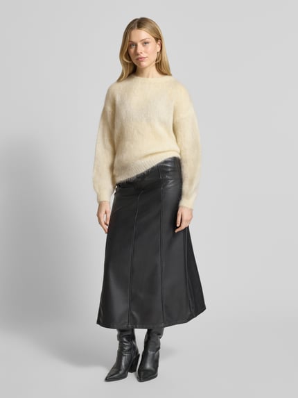 Modelka kobieca ma na sobie Relaxed Fit Strickpullover aus Mohair-Mix Modell 'CAMILLE' od VILLA SOPHIE, kolor jednolity, długi rękaw, widok całej sylwetki z przodu.