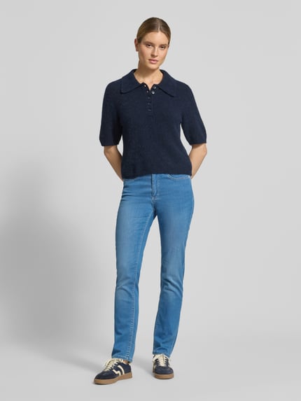 Frauenmodel trägt Straight Leg Jeans im 5-Pocket-Design Modell 'Dream' von MAC aus Baumwoll-Mix mit Stretch-Anteil, mittleres Blau, Gerader-Schnitt, Knopf-Reißverschluss, Damen Ganzkörperansicht von vorne.