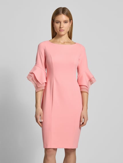 Frauenmodel trägt knielanges Cocktailkleid mit Rundhalsausschnitt von Adrianna Papell, Material-Mix mit Stretch-Anteil, Gerader-Schnitt, zartrosa Farbe, glatte Textur, Knielänge, Rückenlänge bei Größe 36: 102 cm, Brustweite: 64 cm, Ärmellänge: 40 cm; Ganzkörperansicht von vorne.