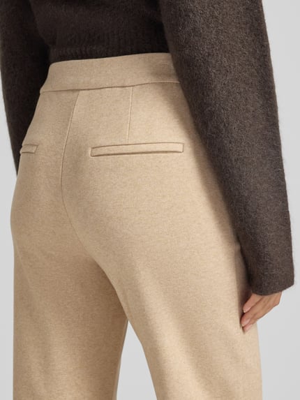 Frauenmodel trägt Hohe Taille Hose Modell 'Chiara' von MAC, Melange-Optik, Baumwollmix, Jersey-Material, Detailaufnahme Rückansicht.