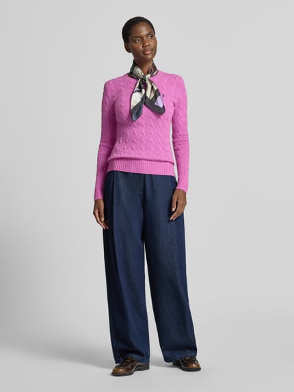 Frauenmodel trägt Regular Fit Pullover aus Woll-Kaschmir-Mix 'JULIANNA' von Polo Ralph Lauren in Pink zu blauen Jeans, Damen Langarmshirt, Ganzkörperansicht von vorne.