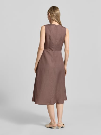 Frauenmodel trägt Midikleid aus Leinen-Viskose-Mix in Wickel-Optik von Christian Berg Woman Selection, braun, strukturierte Stofftextur, A-Linie, Ganzkörperansicht Rückansicht, Rückenlänge bei Größe 36: 120 cm, Brustweite bei Größe 36: 45 cm, V-Ausschnitt.