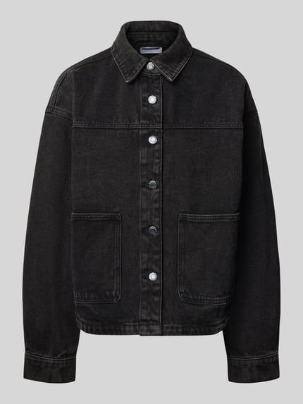 Produktfoto, schwarze Jeansjacke mit Umlegekragen und aufgesetzten Taschen, Modell 'KETTIE' von NOISY MAY®, reine Baumwolle, Regular Fit