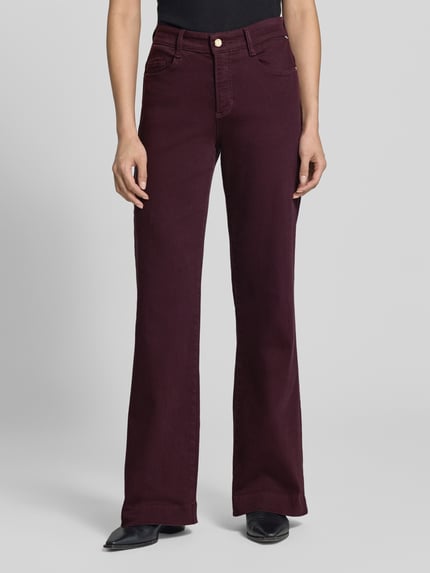 Vrouwenmodel draagt donkerrode wide & loose fit jeans uit mix van modal en katoen, Wide & Loose Fit Jeans aus Baumwoll-Mix Modell 'Maine' van Brax, dames jeansvariatie, frontale close-up van het onderlichaam.