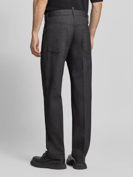 Männermodel trägt Regular Fit Bundfaltenhose aus Schurwolle von Dsquared2, dunkles feines Webmustermaterial, Ganzkörperansicht Rückansicht.