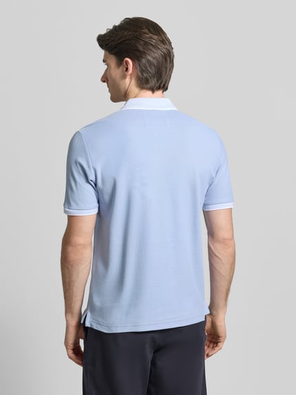 Männermodel trägt Modern Fit Poloshirt mit Stitching van Fynch-Hatton in lichtblauw, katoen, polokraag, knoopsluiting, ruglengte 65 cm, ganzlichaamsaanzicht rugaanzicht.