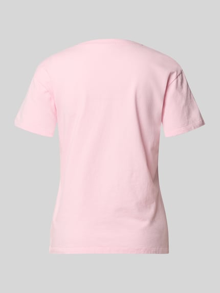 Vrouwenmodel draagt T-Shirt met Motiv- und Statement-Stitching Modell 'EMILIE' van MC2 Saint Barth in lichtroze katoen, regular fit, achterkant volledig zichtbaar, Ganzkörperansicht Rückansicht.
