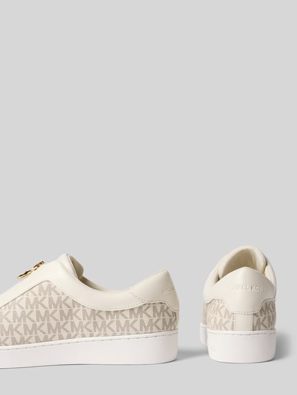 Produktfoto, Sneaker mit Reißverschluss Modell 'Keaton' von MICHAEL Michael Kors, kremowe i beżowe kolory, Nadruk z logo na całej powierzchni, podeszwa gładka, krój zaokrąglony, wysokość obcasa 3 cm, Wysokość cholewki 7 cm, Szerokość w rozmiarze 40: 9 cm