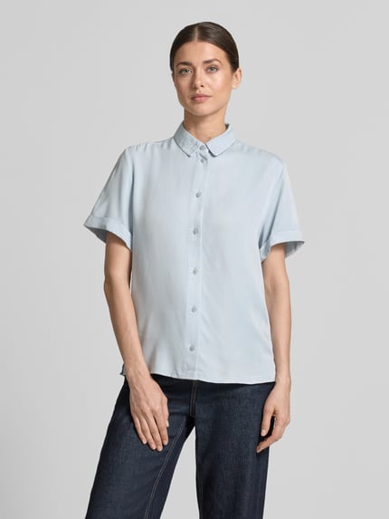 Frauenmodel trägt Regular Fit Hemdbluse mit 1/2-Arm von Jake*s Casual, Viskose-Mix, Kentkragen, Knopfleiste, hellblau, Ganzkörperansicht von vorne.