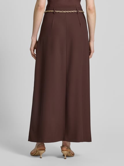 Frauenmodel trägt Midirock mit Drapierungen und Gürtel von Rinascimento, Material-Mix mit Stretch-Anteil, A-Linie, Ganzkörperansicht Rückansicht.