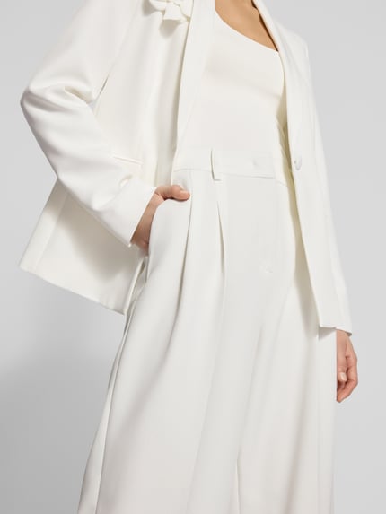 Frauenmodel trägt Wide Fit Stoffhose mit Bügelfalten von Christian Berg Woman Selection in Creme, elastischer Material-Mix, Nahaufnahme Oberkörper.