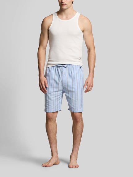 Męski model nosi Regular Fit Pyjama-Shorts aus reiner Baumwolle von Polo Ralph Lauren Underwear, wzór w paski na całej powierzchni, tunel w pasie, elastyczny pas, boczne kieszenie, tkanina, bawełna, widok całej sylwetki z przodu.