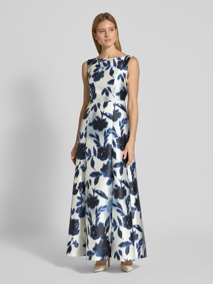 Frauenmodel trägt Abendkleid im Allover-Look von SWING aus Satin in A-Linie als Maxikleid mit Rundhalsausschnitt, Ganzkörperansicht von vorne.