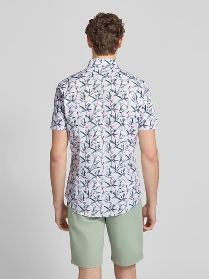 Männermodel trägt Slim Fit Business-Hemd aus katoen met kentkraag van Jake*s, all-over look, lichtgroen met roze, ruglengte maat 39/40: 78 cm, schouderbreedte 47 cm, mouwlengte 24 cm, geheelopname achteraan