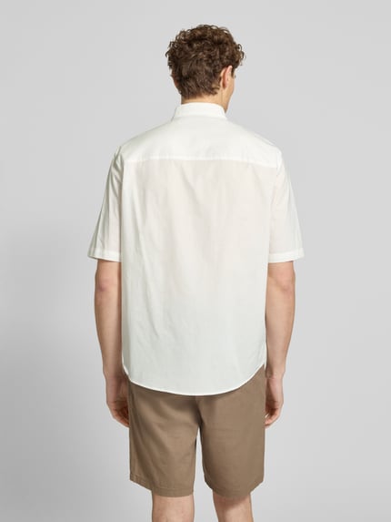 Męski model nosi Boxy Fit Freizeithemd mit Label-Patch od ARMANI EXCHANGE z bawełny, kołnierzyk typu kent, listwa guzikowa, brustasza, naszywka z logo, długość tyłu w rozmiarze M: 77 cm, szerokość w rozmiarze M: 48 cm, długość rękawów w rozmiarze M: 30 cm, kolor jasny, tekstura gładka, pełny tył, widok całej sylwetki z tyłu.